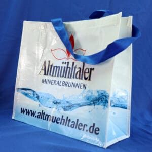 Weiß-Blau: Die RPET Mehrzweck-Tragetasche von Altmühltaler Mineralbrunnen