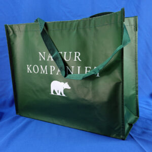 Vielseitige Mehrzweck-Tragetasche von Natur Kompaniet in frischem Grün, verziert mit einem entzückenden Bären-Motiv.