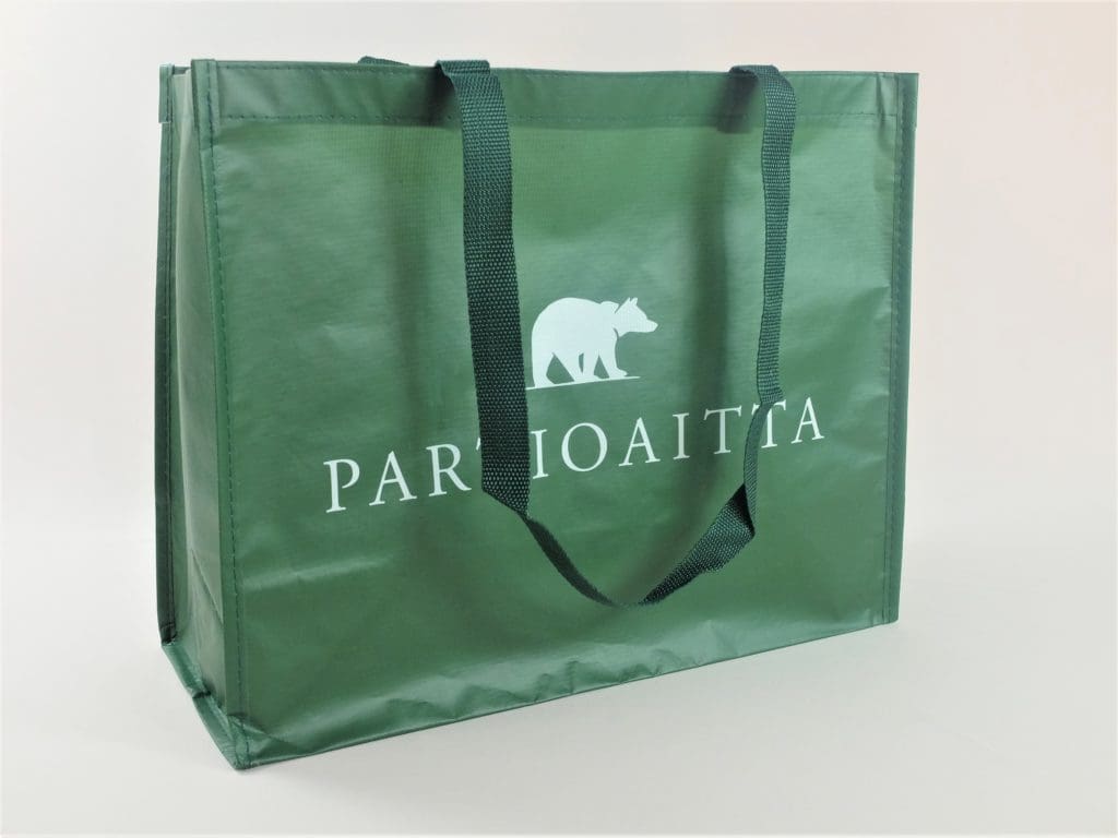 RPET Tasche mit grünem Design und schlichtem negativ gestellten Logo - Partioaitta Outdoor Ausrüster und Sportswear Finnland Helsinki